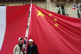 【侠客岛在前方】在巴黎，欢迎的人群很热情图片