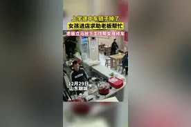 上学途中车链子掉了，女孩进店求助老板帮忙，老板立马放下工作帮女孩修车图片