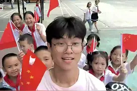 00后乡村教师省钱带学生到县城玩，“这是他在班会上讲的梦想”图片