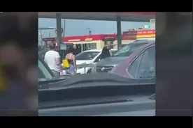 父母高温中误将婴儿锁车内，父亲为救孩子狂砸车窗图片