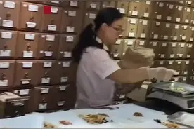 厉害了！小姐姐中药店抓酸梅汤，8.3元一副古法酸梅汤 “打败奶茶店的居然是中药房”图片