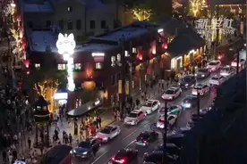 夜幕下的大连百年老街“东关街”图片