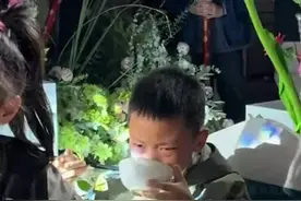 姐姐结婚俩弟弟表现反差极大：一个泪洒现场，一个全程淡定图片