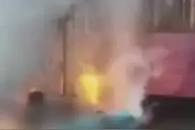 印度一游行彩车碰到高压线，造成至少7人死亡16人受伤图片