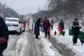 姐弟俩免费送水却遭恶意批判后续来了：母亲是军嫂，勇敢揭露真相图片