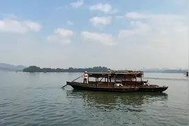 “冷门歌手”孙燕姿入驻抖音啦！9月9日在抖音开线上演唱会。