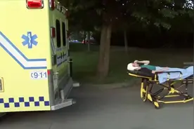 国外恶搞系列-请求假装受伤请求路人帮助#恶作剧 #老外真会玩视频封面