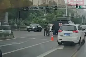 你撞的是坦克300还是500，车主：坦克百分百#搞笑  #交通事故